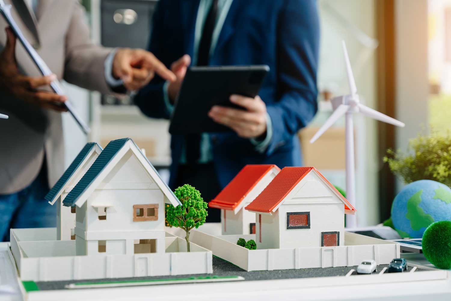 dos personas haciendo planeacion para venta de casa en puebla